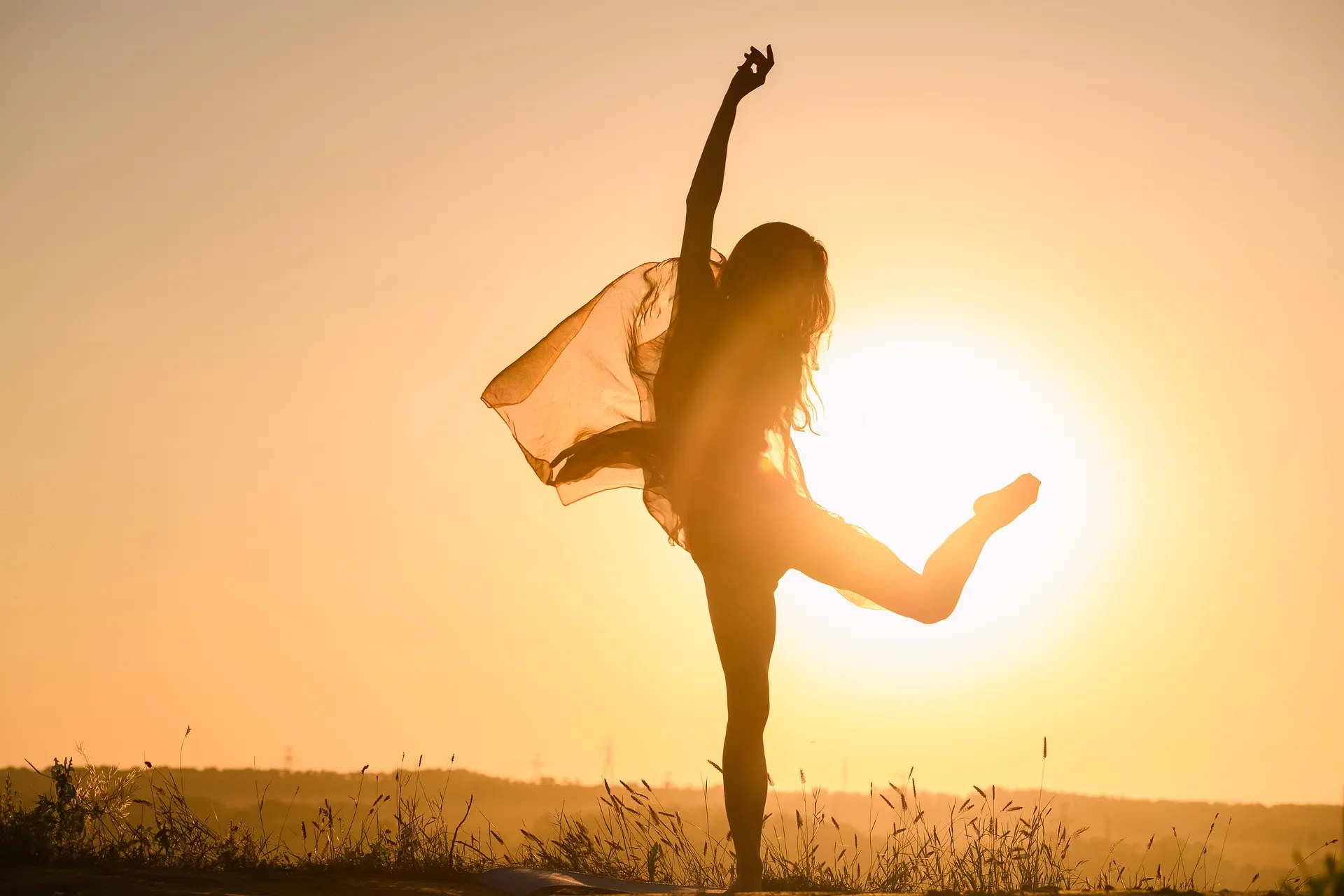 Frau springt voller Energie im Sonnenlicht – Symbol für Gesundheit, Früherkennung durch Bluttests und ein selbstbestimmtes Leben